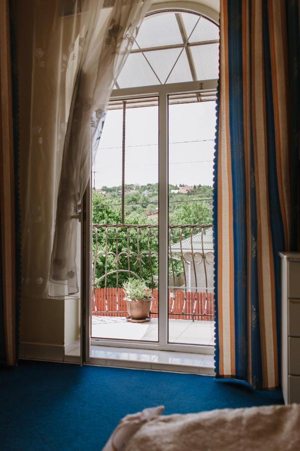 Mala Praha Hotel Uzjhorod Eksteriør billede
