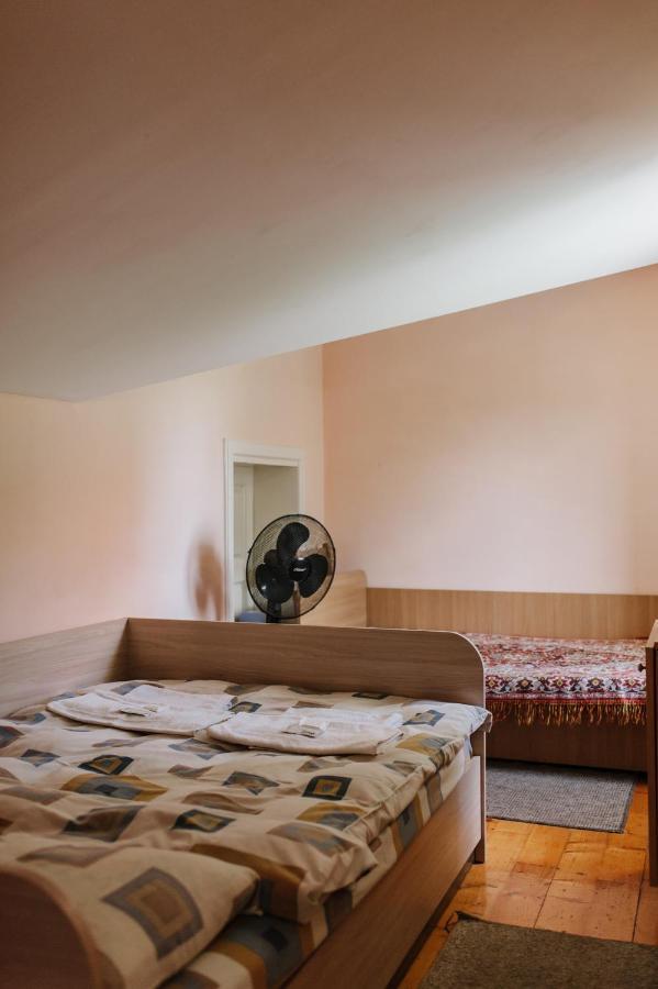Mala Praha Hotel Uzjhorod Eksteriør billede