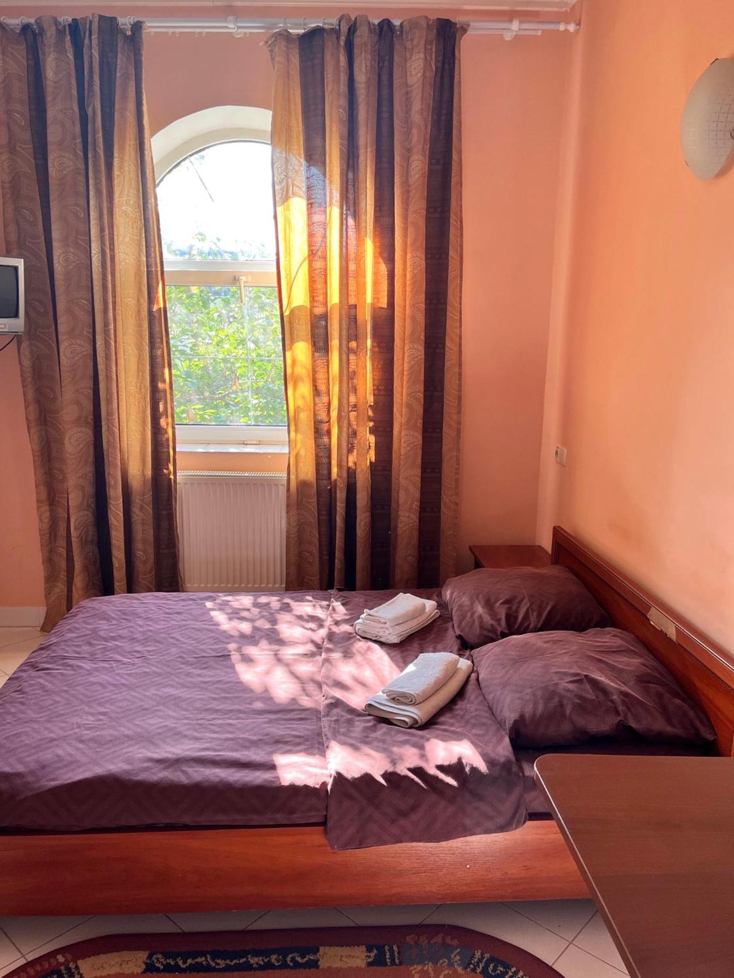 Mala Praha Hotel Uzjhorod Eksteriør billede