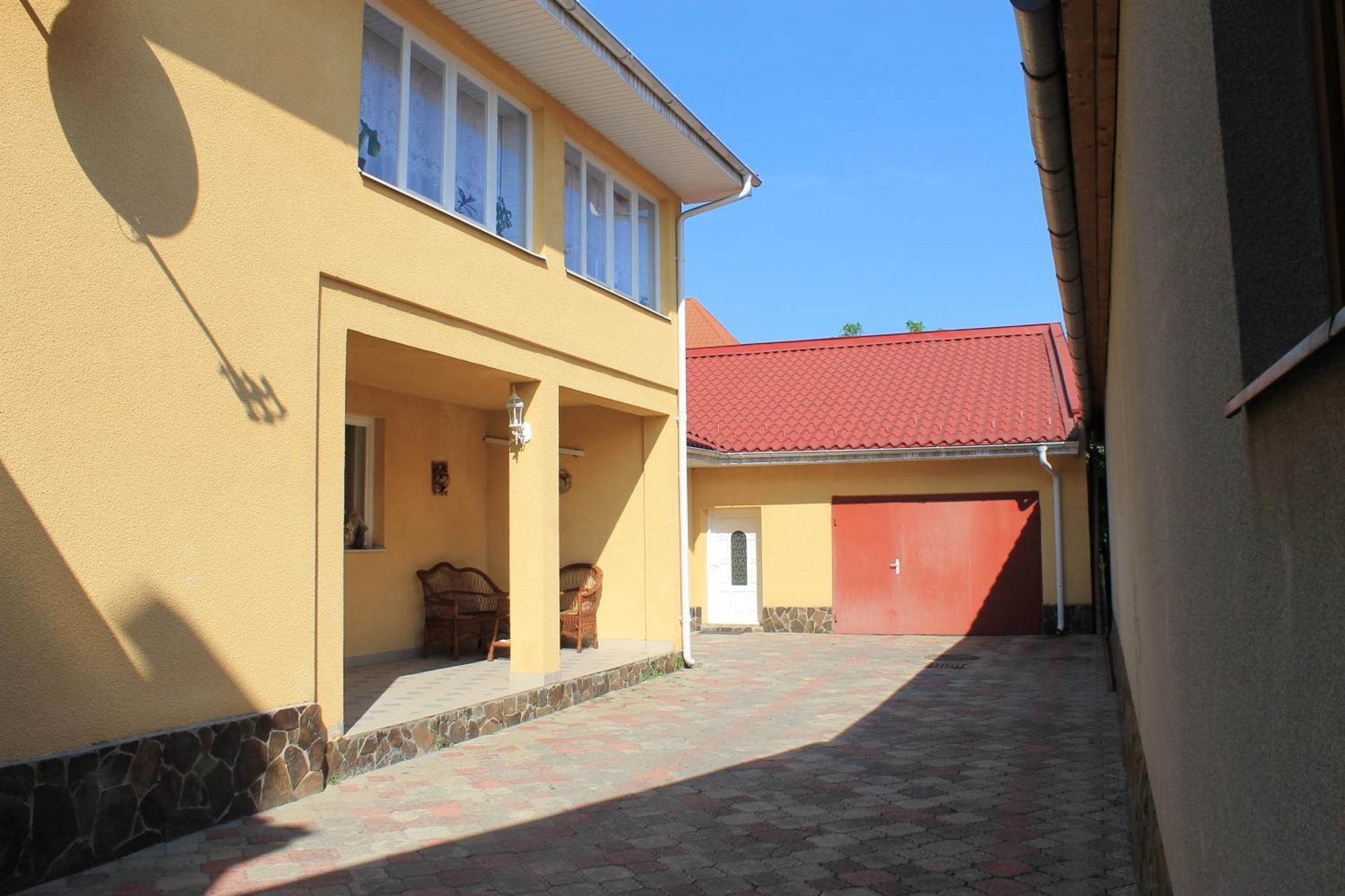 Mala Praha Hotel Uzjhorod Eksteriør billede